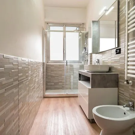 2 Min Metro - Sleeps 7 - 2 Bedroom - 2 Baths ミラノ