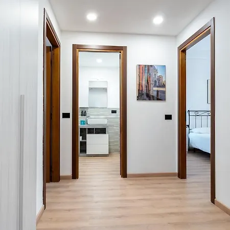 2 Min Metro - Sleeps 7 - 2 Bedroom - 2 Baths ミラノ