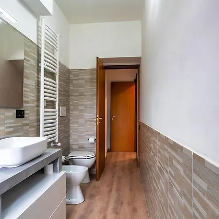 2 Min Metro - Sleeps 7 - 2 Bedroom - 2 Baths * מילאנו