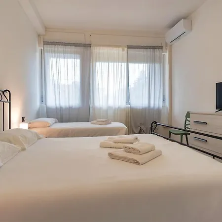 2 Min Metro - Sleeps 7 - 2 Bedroom - 2 Baths アパート ミラノ