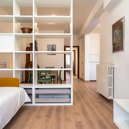 2 Min Metro - Sleeps 7 - 2 Bedroom - 2 Baths *