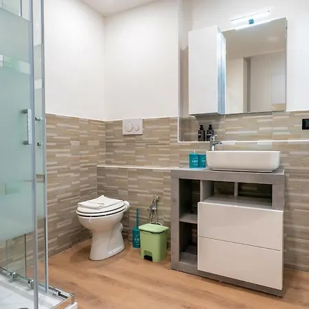 2 Min Metro - Sleeps 7 - 2 Bedroom - 2 Baths דירה