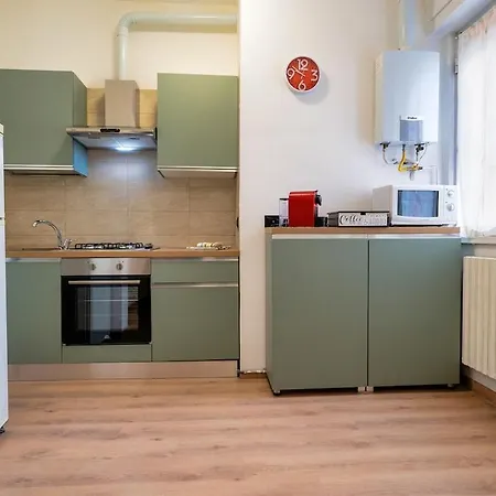 2 Min Metro - Sleeps 7 - 2 Bedroom - 2 Baths *