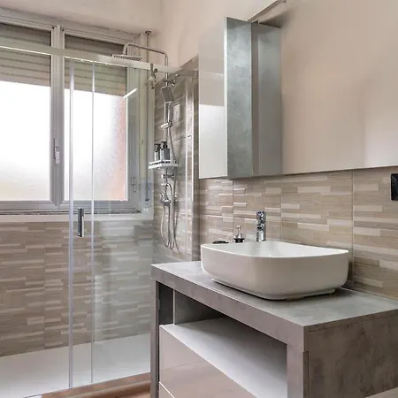 2 Min Metro - Sleeps 7 - 2 Bedroom - 2 Baths * ミラノ