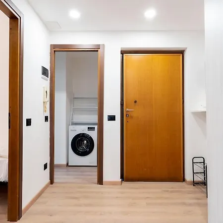 2 Min Metro - Sleeps 7 - 2 Bedroom - 2 Baths ミラノ