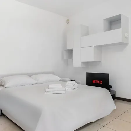 Elegant Terrace Flat Parking Near Rho Fiera Mi アパート *