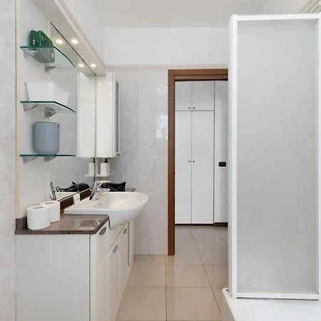 アパート Elegant Terrace Flat Parking Near Rho Fiera Mi ミラノ