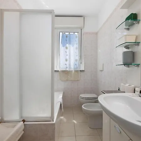 アパート Elegant Terrace Flat Parking Near Rho Fiera Mi ミラノ