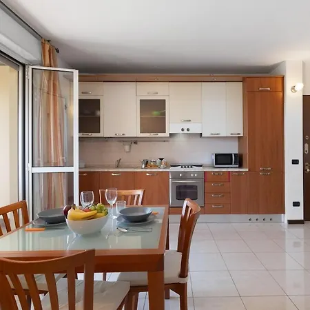 アパート Elegant Terrace Flat Parking Near Rho Fiera Mi ミラノ