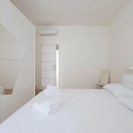 Xenia - 2 In Via Privata Sacconi 5 B ミラノ