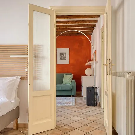 아파트 Bright 1br With Balcony In Navigli 밀라노