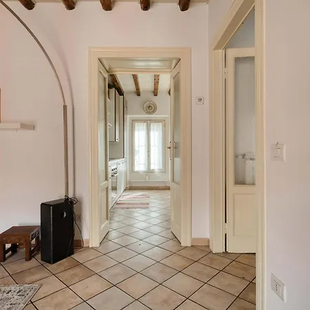아파트 Bright 1br With Balcony In Navigli