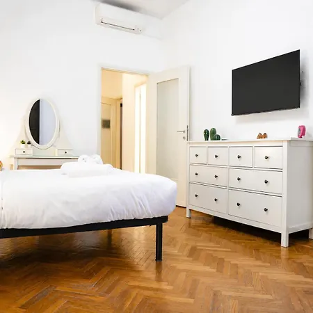 Navigli-metro-moda&design District Ac&self Check-in * Milano