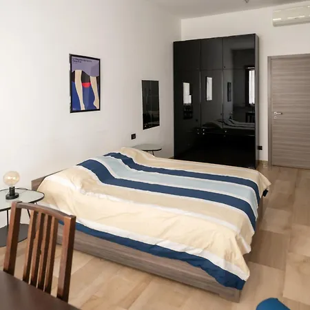 Appartement Spacious Aparment 10 Mins Walk From Duomo Milaan