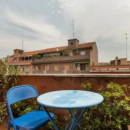 Guesthost - Cozy Balcony Flat Near Porta Romana *