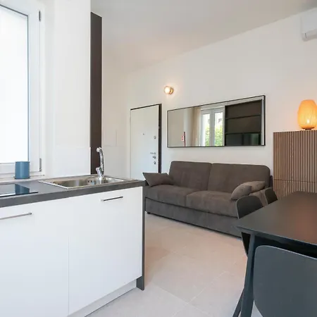 New Design With Balcony, Bocconi 10 Min Walk, 4 Guests *