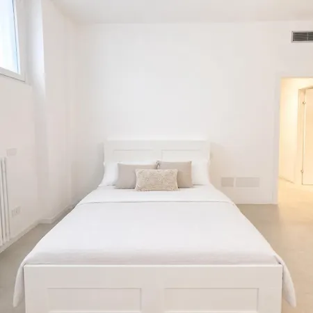 Duomo 10 Min - Spacious With Ac, Dryer & Self Check-in Lägenhet *
