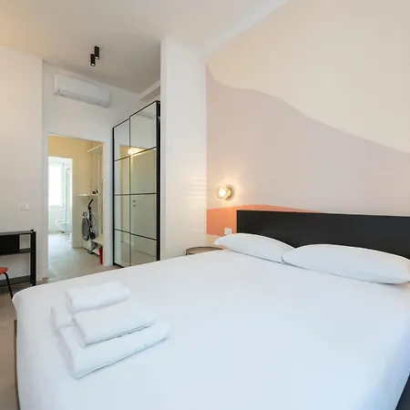 Modern Large Apartment, Bocconi 10 Min Walk, Porta Romana, 4 Guests * ميلان