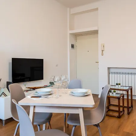 Modern With Balcony In For 4 * Milán