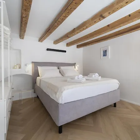 Appartement Charming Navigli - 10 Minuti Dal Duomo Milaan