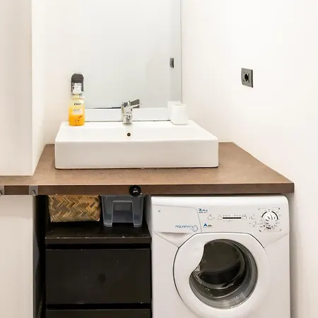 Spacious Aparment 10 Mins Walk From Duomo Appartamento