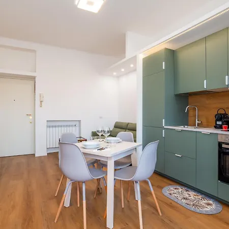 Modern With Balcony In For 4