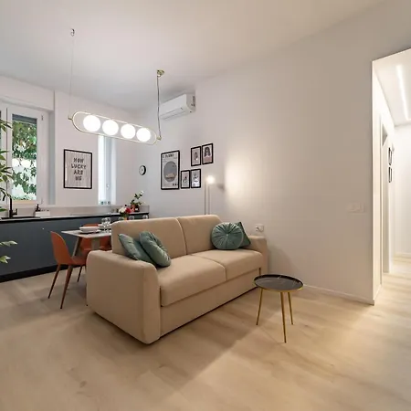 8 Minute Walk From Station *