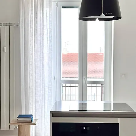 Skyline Design - Floor Next To Metro Appartement