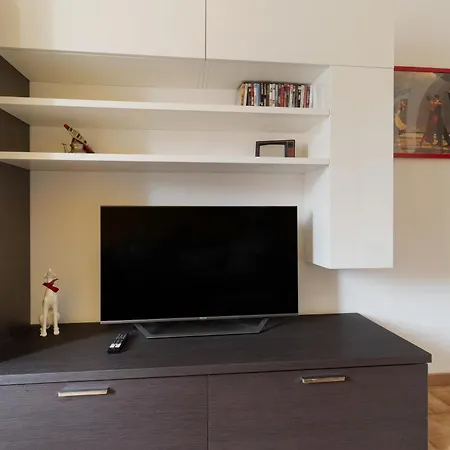 Guesthost - Cozy Balcony Flat Near Porta Romana דירה *