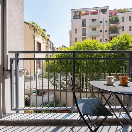 New Design With Balcony, Bocconi 10 Min Walk, 4 Guests Milán