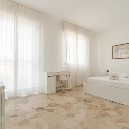 Guesthost - Spacious Terrace Flat X7 Mm2 Udine Apartamento