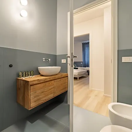 דירה 8 Minute Walk From Station *