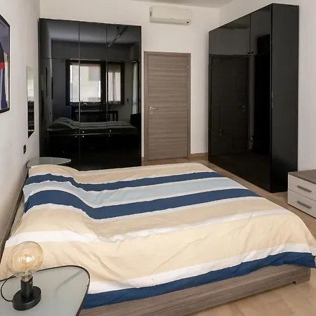 Appartement Spacious Aparment 10 Mins Walk From Duomo Milaan