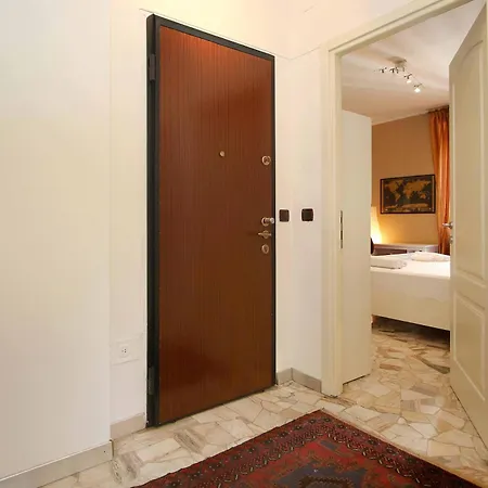 Red Touch Flat - Design & San Siro