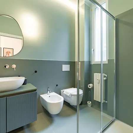 דירה 8 Minute Walk From Station *