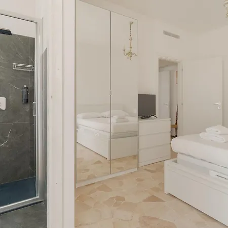 Guesthost - Spacious Terrace Flat X7 Mm2 Udine