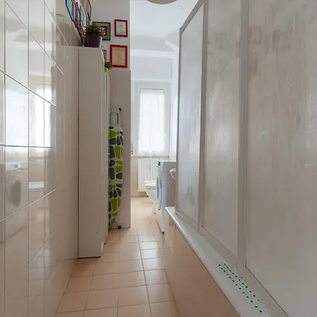 Guesthost - Cozy Balcony Flat Near Porta Romana *