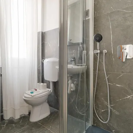 Guesthost - Spacious Terrace Flat X7 Mm2 Udine