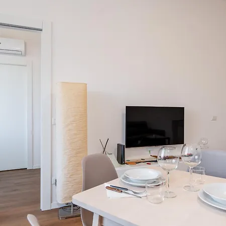 Modern With Balcony In For 4