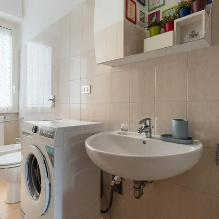 Guesthost - Cozy Balcony Flat Near Porta Romana *