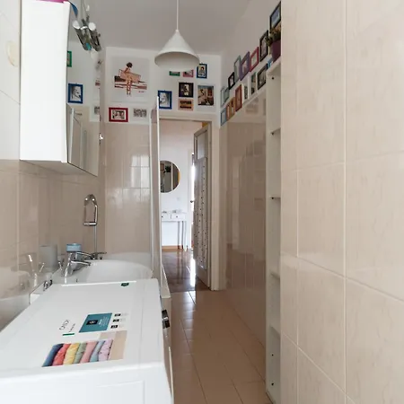 Guesthost - Cozy Balcony Flat Near Porta Romana דירה *