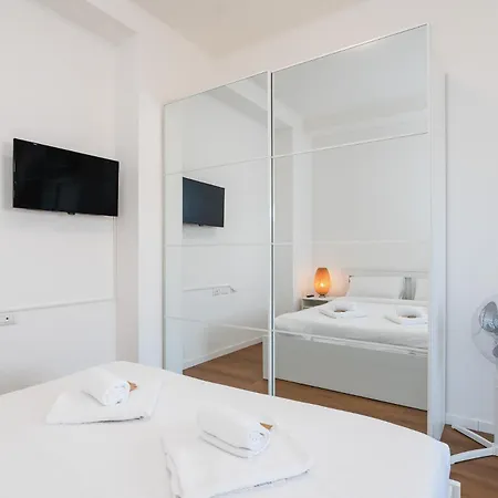 Modern With Balcony In For 4