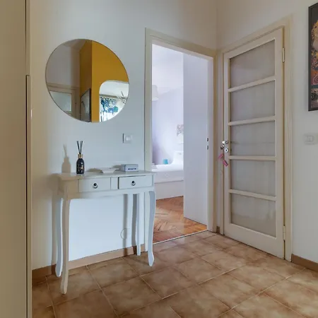 Guesthost - Cozy Balcony Flat Near Porta Romana מילאנו