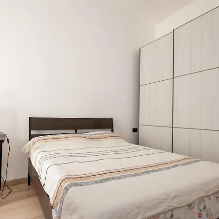 Spacious Aparment 10 Mins Walk From Duomo Appartement