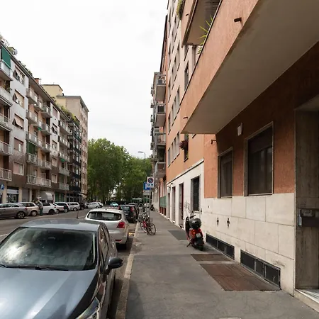 Guesthost - Cozy Balcony Flat Near Porta Romana דירה *