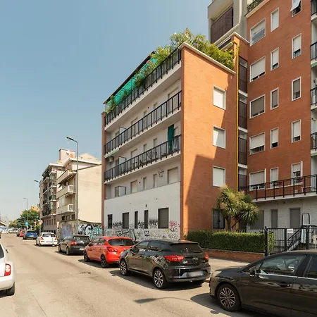 Guesthost - Spacious Terrace Flat X7 Mm2 Udine Milán