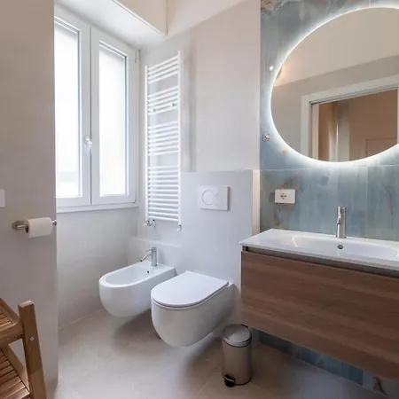 New Design With Balcony, Bocconi 10 Min Walk, 4 Guests * Milano