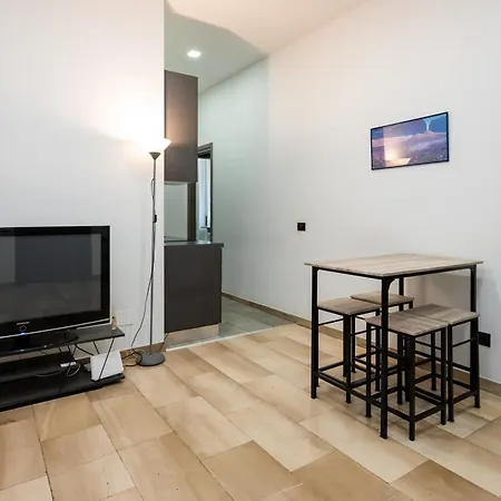 Appartement Spacious Aparment 10 Mins Walk From Duomo Milaan