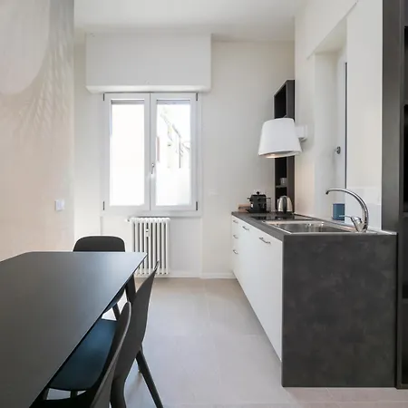 Lägenhet New Design With Balcony, Bocconi 10 Min Walk, 4 Guests Milano