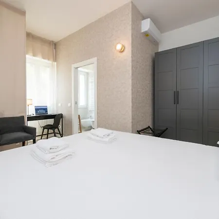 New Design With Balcony, Bocconi 10 Min Walk, 4 Guests Lägenhet